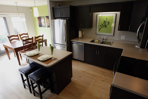 kitchen diningroom - RESALE HOMES Äì 62-1150 St. Anne's Pebble Lane Condominium Äì Todd Lewys story  KEN GIGLIOTTI / JULY 29 2013 / WINNIPEG FREE PRESS