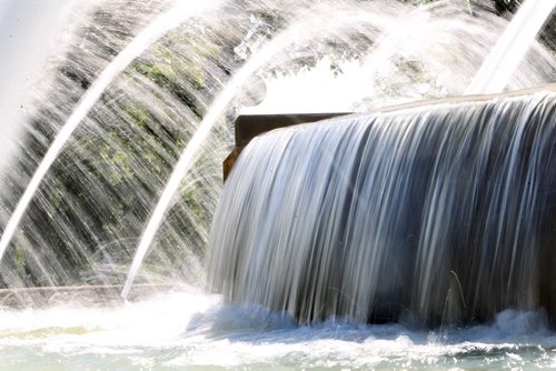 The sun illuminates the cascading water as it makes its way over the edges of the fountain  behind the  Legislature Saturday. Standup photo. August  03,, 2013 Ruth Bonneville Winnipeg Free Press