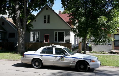 Police investigate a stabbing on the 600 block of Manitoba Avenue that occured on the around 10am, Saturday, August 10, 2013. (TREVOR HAGAN/WINNIPEG FREE PRESS)