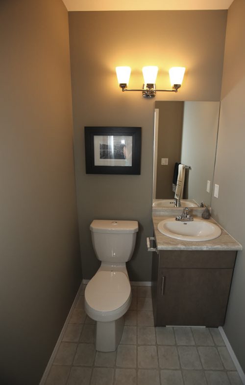 (Two-piece bathroom) This home located at 36 Bridge Lake Dr. (in Bridgewater Lakes) features and open concept living space, vaulted ceilings, three bedrooms, two full bathrooms, one two-piece bathroom and unfinished basement. Wednesday, August 14, 2013. (TODD LEWYS) (JESSICA BURTNICK/WINNIPEG FREE PRESS)