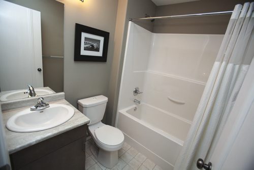 (Second full bathroom) This home located at 36 Bridge Lake Dr. (in Bridgewater Lakes) features and open concept living space, vaulted ceilings, three bedrooms, two full bathrooms, one two-piece bathroom and unfinished basement. Wednesday, August 14, 2013. (TODD LEWYS) (JESSICA BURTNICK/WINNIPEG FREE PRESS)