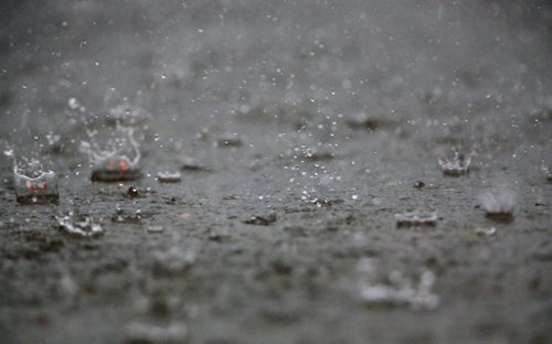 Raindrops on the Forks parkade, Sunday, August 18, 2013. (TREVOR HAGAN/WINNIPEG FREE PRESS)