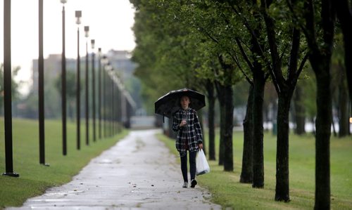 On her first day here, Marina Puzyreva, 22, from Russia, walks at the University of Manitoba campus following a rain storm, Sunday, August 18, 2013. (TREVOR HAGAN/WINNIPEG FREE PRESS)