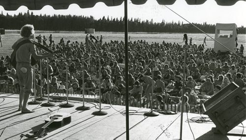 40 years of Folk Fest -- Heat failed to deter the faithful on July 10, 1976. (DAVE JOHNSON/WINNIPEG FREE PRESS) winnipeg folk festival. fparchives