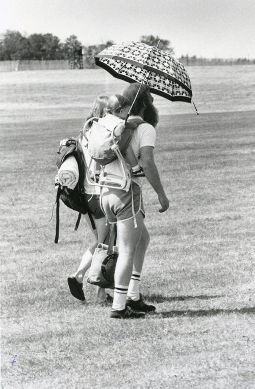 40 years of Folk Fest -- A family attempts to beat the heat on July 12, 1982. (JIM WILEY/WINNIPEG FREE PRESS ARCHIVES) winnipeg folk festival. fparchives