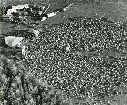 40 years of Folk Fest -- This aerial view shows some of the thousands of folk music fans who flocked to Birds Hill Provincial Park to attend the fourth annual Winnipeg Folk Festival in 1977. More than 24,000 people attended the festival and organizers said the three-day event had become the largest folk festival in North America. (DAVE BONNER/WINNIPEG FREE PRESS ARCHIVES) winnipeg folk festival. fparchives