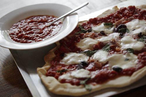 August 26, 2013 - 130826  -  Recipe Swap - Thin crust pizza dough and pizza sauce - Monday, August 26, 2013. John Woods / Winnipeg Free Press