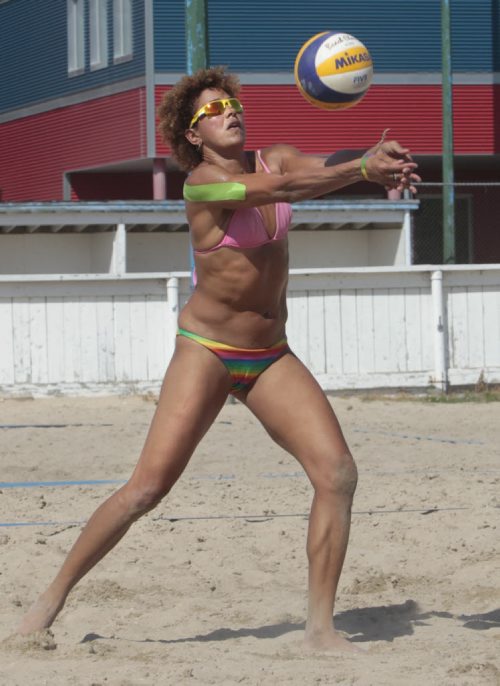 Training Basket piece in 49.8. Wanda Guenette, 51, a former Olympic women's volleyball team player (1996) who continues to compete in masters' volleyball while battling arthritis as part of her commitment to healthy living. Ashley Prest story Wayne Glowacki / Winnipeg Free Press Aug. 28 201