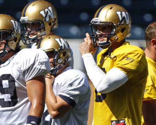 New quarterback Jason Boltus (right)  practices with the Winnipeg Blue Bombers at the Investors Group Field from 12-2 p.m. on Wednesday, August 28, 2013. (JESSICA BURTNICK/WINNIPEG FREE PRESS)