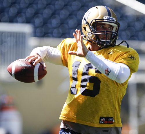New quarterback Jason Boltus practices with the Winnipeg Blue Bombers at the Investors Group Field from 12-2 p.m. on Wednesday, August 28, 2013. (JESSICA BURTNICK/WINNIPEG FREE PRESS)