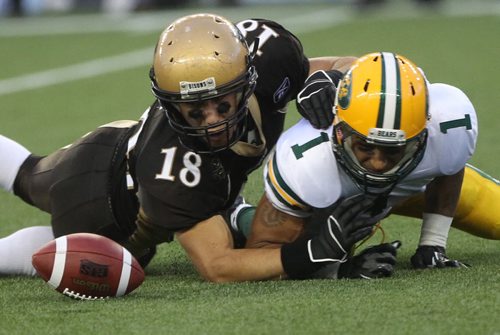 Manitoba Bisons Alex Vitt, left, gets into position to grab a fumble in the first quarter from University of Alberta Golden Bears Tylor Henry Friday night  -See story- August 30, 2013   (JOE BRYKSA / WINNIPEG FREE PRESS)