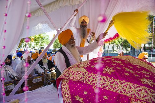 130901 Winnipeg - DAVID LIPNOWSKI / WINNIPEG FREE PRESS (September 01, 2013) Thousands of Sikh people participated in the annual Nagar Kirtan celebration which included a religious parade that finished at Memorial Park Sunday afternoon.