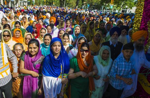 130901 Winnipeg - DAVID LIPNOWSKI / WINNIPEG FREE PRESS (September 01, 2013) Thousands of Sikh people participated in the annual Nagar Kirtan celebration which included a religious parade that finished at Memorial Park Sunday afternoon.