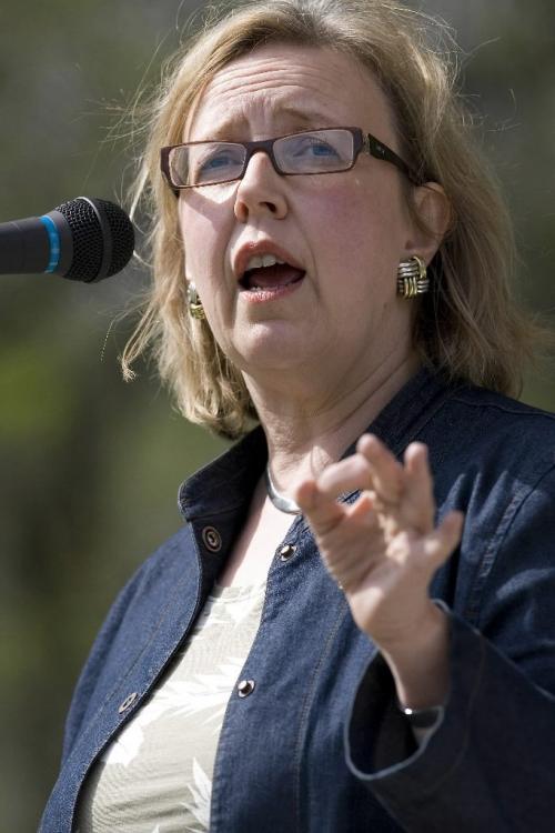 John Woods / Winnipeg Free Press / May 18/07- 070518  - Elizabeth May, leader of the federal Green Party speaks at a press conference at Coronation Park in St. Boniface Friday, May 18/07.