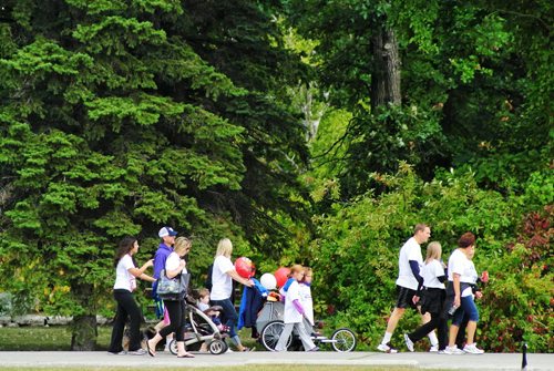 Hundreds walk around St. Vital Park in support of Manitobans with Kidney Disease Sunday morning.  130908 September 02, 2013 Mike Deal / Winnipeg Free Press