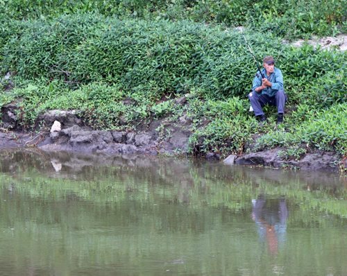 A fisherman waits patiently for a catch on the Assiniboine River as seen from the Maryland St bridgeStandup photo- Sept 12, 2013   (JOE BRYKSA / WINNIPEG FREE PRESS)