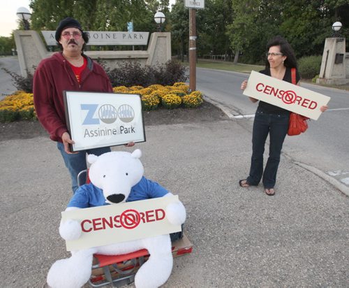 Assiniboine Park Zoo contest entry. 'Assinine Zoo' 2013. Churchill, Manitoba artist, Mark Reynolds staged a protest on Corydon at the entarace to Assiniboine Park Friday night with helper Janice Pennigton- His creation protests the zoo using Churchill's name to promote the zoo's polar bear exhibit.Standup Photo- Sept 13, 2013   (JOE BRYKSA / WINNIPEG FREE PRESS)