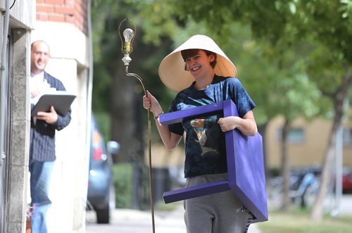 University of Winnipeg student Lise Bourbonniere moves furniture into her new apartment on Balmoral St. in West Broadway in Winnipeg, Man., on Sat., Sept. 14, 2013. Photo by Jason Halstead/For the Winnipeg Free Press