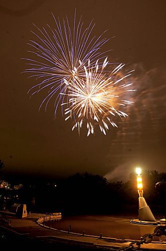 BORIS MINKEVICH / WINNIPEG FREE PRESS  070520 Fireworks at The Forks Saturday night.