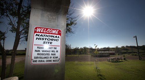 At Coulter Park, a small welcome sign greets visitors to the National Historic site including the nearby SourisFord Burial Mounds Tuesday afternoon. See Bart Kives story re: Mounds and Coulter Park National Historic Sites. September 17, 2013 - (Phil Hossack / Winnipeg Free Press)