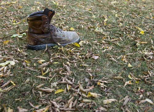 130924 Winnipeg - DAVID LIPNOWSKI / WINNIPEG FREE PRESS (September 24, 2013) A boot sits abandoned in the fall leaves on Flora Ave Tuesday morning.