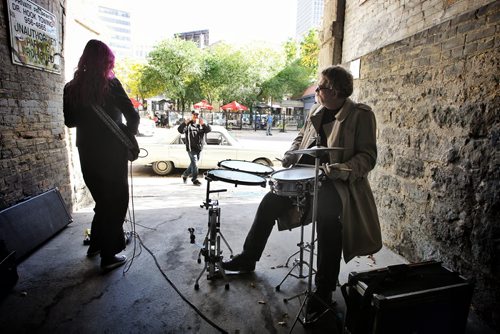 Karen Taylor (left) and Scott Young from Urban Street Funk perform in the carriage alley beside the Art Space building Sunday afternoon as part of the Culture Days festival.  130929 September 29, 2013 Mike Deal / Winnipeg Free Press