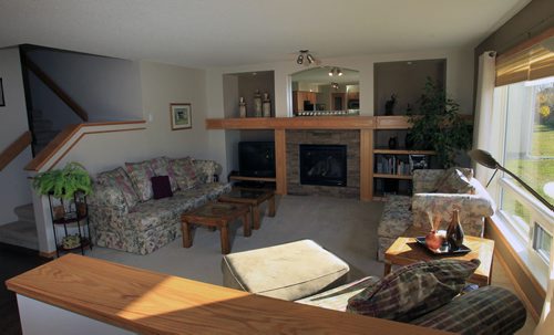 Homes. The living room 18-460 Lindenwood Drive West, the  realtor is Shawn Sommers.  Wayne Glowacki / Winnipeg Free Press Oct. 17 2013