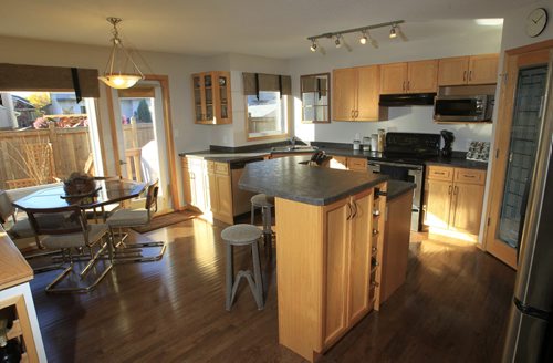 Homes. The kitchen at 18-460 Lindenwood Drive West, the  realtor is Shawn Sommers.  Wayne Glowacki / Winnipeg Free Press Oct. 17 2013