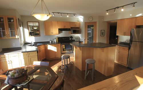 Homes. The kitchen at 18-460 Lindenwood Drive West, the  realtor is Shawn Sommers.  Wayne Glowacki / Winnipeg Free Press Oct. 17 2013