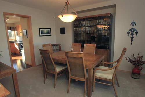 Homes. Dining room at 18-460 Lindenwood Drive West, the  realtor is Shawn Sommers.  Wayne Glowacki / Winnipeg Free Press Oct. 17 2013