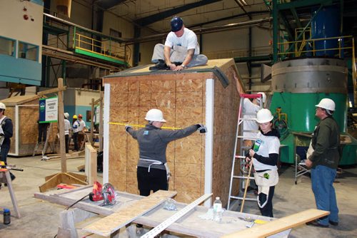 Canstar Community News The 'Hammer Hogs' -- a volunteer team from the Manitoba Pork Council -- gets busy building a shed for Habitat For Humanity. (JORDAN THOMPSON)