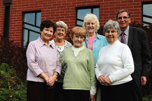 Canstar Community News Front, from left: Cheryl Cels and co-chairs Judy Sawyer and Janet Banks. Back: Barbara Plummer, Norma Harvey and Fred Birrell (JORDAN THOMPSON)