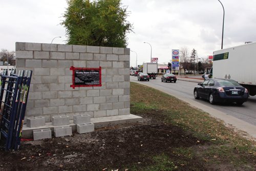 Canstar Community News A new sign on Pembina Highway that will welcome motorists to Fort Garry is under construction. (JORDAN THOMPSON)