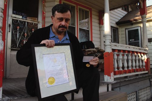 Canstar Community News Randy Rostecki outside his Selkirk Avenue home with his Lieutenant Governer's award and medal. (JORDAN THOMPSON)