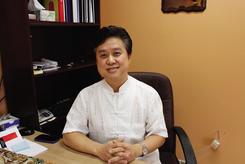 Canstar Community News Oct. 30, 2013 -- Dr. Mike Li practises Chinese medicine and acupuncture at Healthtree Healing Centre (609 Sargent Ave.).