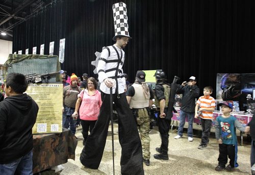 Mike McMullen walks amongst the booths on stilts at Comic Con Sunday afternoon at the Convention Centre. 131103 - November 3, 2013 MIKE DEAL / WINNIPEG FREE PRESS