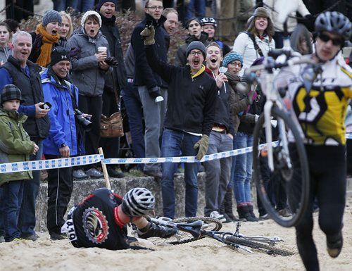 November 3, 2013 - 131103  - Fans react as Luke Enns (419) takes a spill in the sandpit in the 2013 Manitoba Cyclocross Championships at the Forks Sunday, November 3, 2013. John Woods / Winnipeg Free Press