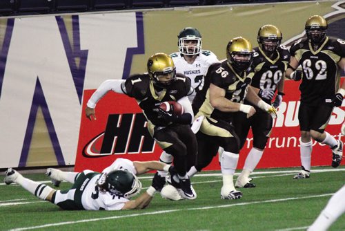 Canstar Community News Running back Anthony Coombs sidesteps a Saskatchewan defender and charges down the field. (JORDAN THOMPSON)