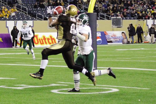 Canstar Community News Bisons slotback Nic Demski makes a catch in the endzone for one of his three 4th quarter touchdowns that contributed to Manitoba's shocking come-from-behind win over the Saskatchewan Huskies. (JORDAN THOMPSON)