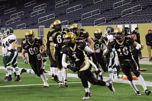 Canstar Community News The University of Manitoba Bisons celebrate their first touchdown of the game. (JORDAN THOMPSON)