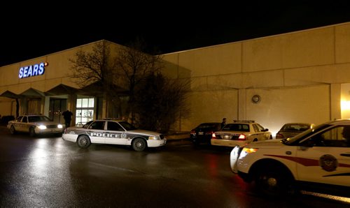 Winnipeg Police and responders at Garden City Mall, Saturday, November 9, 2013. (TREVOR HAGAN/WINNIPEG FREE PRESS)