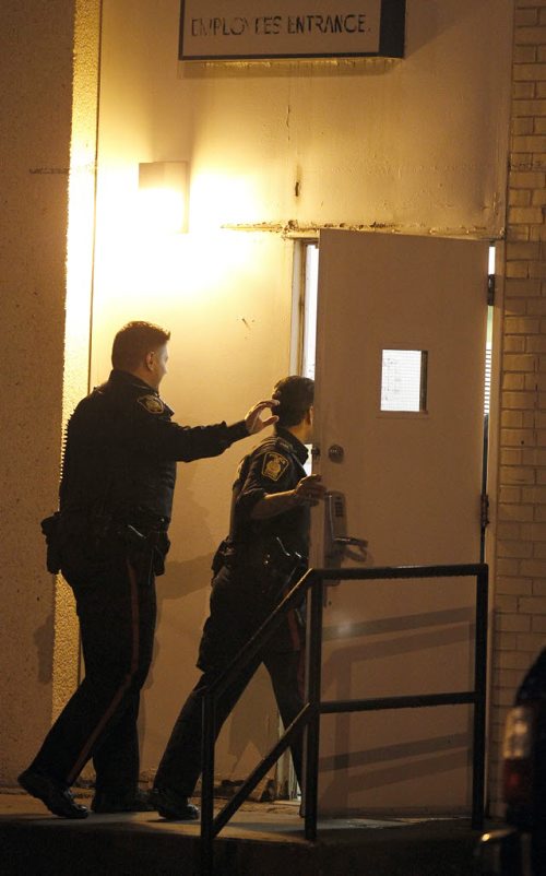 Winnipeg Police and responders at Garden City Mall, Saturday, November 9, 2013. (TREVOR HAGAN/WINNIPEG FREE PRESS)