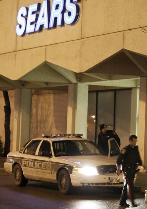 Winnipeg Police and responders at Garden City Mall, Saturday, November 9, 2013. (TREVOR HAGAN/WINNIPEG FREE PRESS)