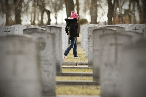 November 11, 2013 - 131111  -  Brookside cemetery  on Remembrance Day Mpnday, November 11, 2013. John Woods / Winnipeg Free Press