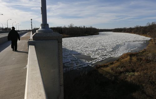 Ice Pans! , REALLY !!! -Signs of Winter -  There is large ice pans east & west on the Assiniboine  River  at the William R. Clement Parkway Bridge  between St. James and Charleswood  Nov. 12 2013 / KEN GIGLIOTTI / WINNIPEG FREE PRESS