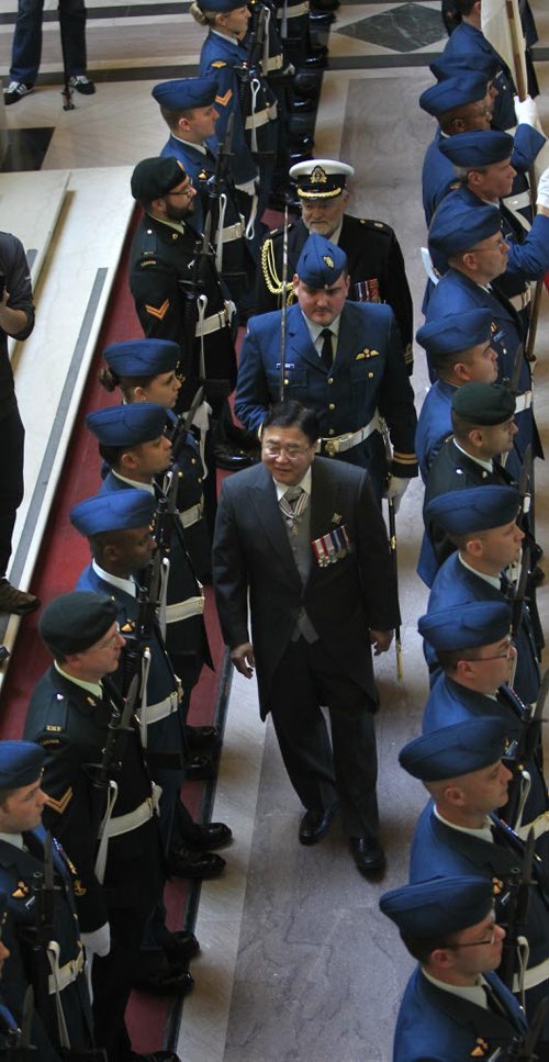 Lt.-Gov. Philip Lee inspects members of the Canadian Armed Forces prior to reading the Speech from the Throne in the Manitoba Legislature Tuesday afternoon . Dan Lett/Bruce Owen/Larry Kusch  Wayne Glowacki / Winnipeg Free Press Nov. 12. 2013
