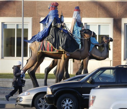 STDUP- The morning rush hour  crowd was treated  to the Three Kings  holiday display was erected on to the Great West Life Life headquarters , this has become long time holiday tradition  Nov. 15 2013 / KEN GIGLIOTTI / WINNIPEG FREE PRESS