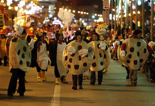 Santa Claus Parade on Portage Avenue, Saturday, November 16, 2013. (TREVOR HAGAN/WINNIPEG FREE PRESS)