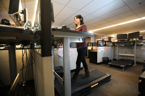 Dietition Lise Tinkerman walks on a treadmill while doing her work and talking on the phone to clients. The story is about a U of M researcher doing a study into ways to keep office workers  healthier, and one of the ways theyÄôre experimenting with is having workers use a treadmill-desk while working. SECTION: Business/McNeill November 16, 2013 Ruth Bonneville / Winnipeg Free Press