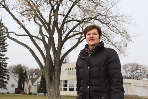 Canstar Community News Julie Turenne-Maynard stands in front of the winning tree on Lyndale Drive. (JORDAN THOMPSON)